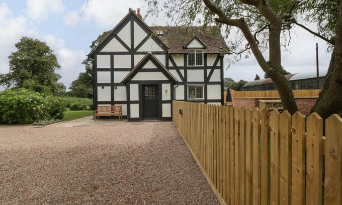 Malvern House | Lavender Cottage: Perfect for Families and Pet Lovers