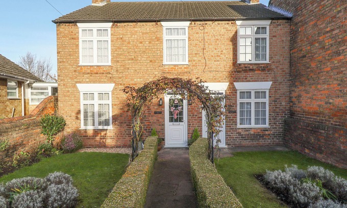Louth Cottage | LAVENDER COTTAGE, pet friendly, character holiday cottage in Louth