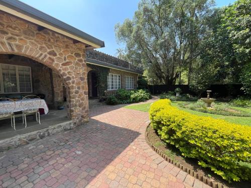 Hillcrest Apartment | Discover Lavender Cottage: 4-Star Family-Friendly Retreat