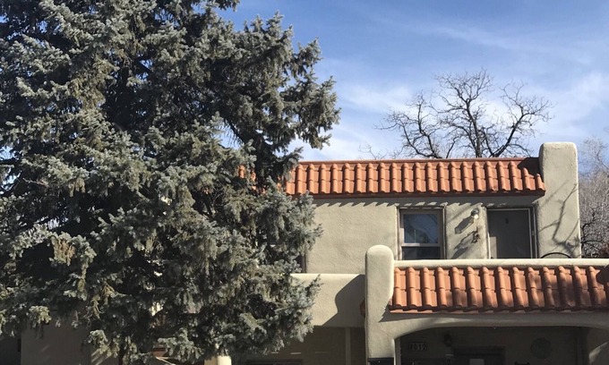 Farmington House | Pet-Friendly Lavender Lizard B Upper Unit with Pool & Breakfast