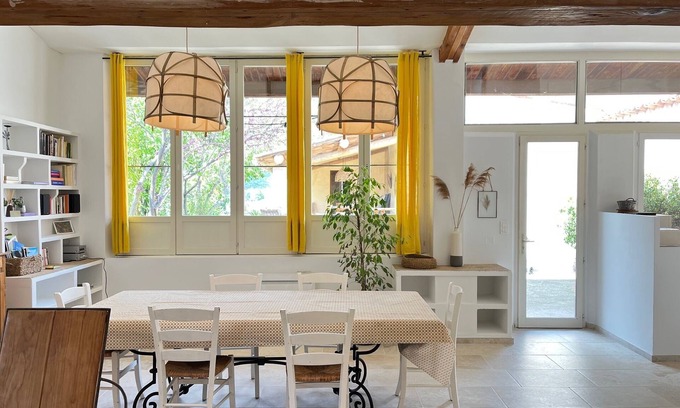Cereste Villa | Villa Mas de l'Olivier: Scenic Luberon View with Pool