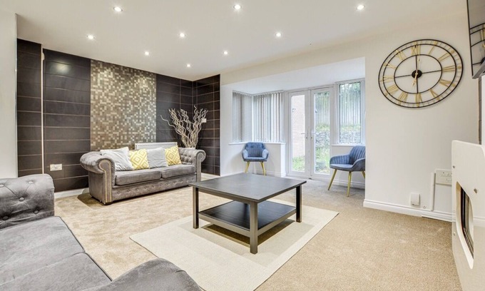 Bolton Apartment | Inviting Bolton Abode with Kitchen - Perfect for Families