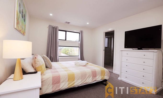 Lyons House | Lavish in Lyons - 3bd 2bth spacious & modern home