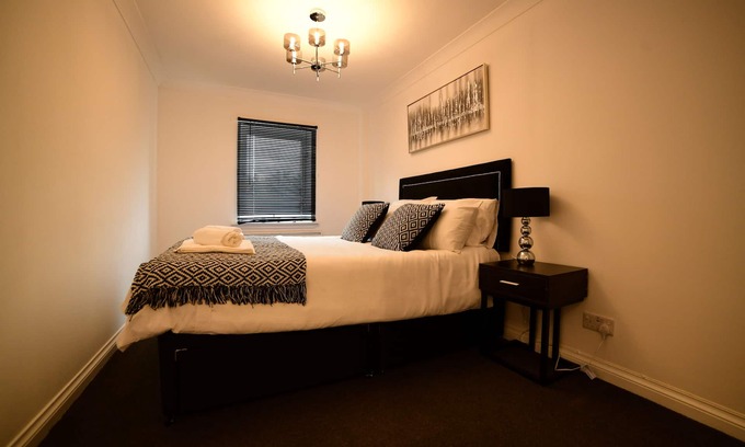 Govan Apartment | Modern 1 Bedroom Apartment Near City Centre with Kitchen