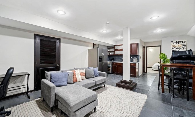 Grand Boulevard Apartment | Elegant Hotel Near Lake with Family-Friendly Amenities