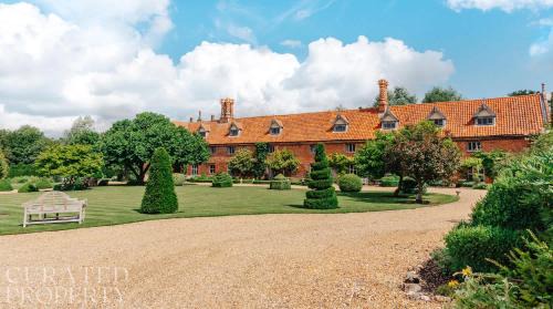 Hales House | Elegant Tudor Estate with Gardens - Ideal for Large Groups