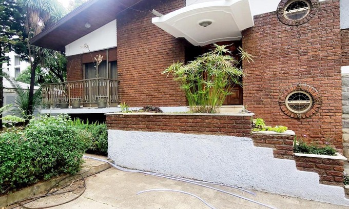 Bole Villa | Elegant Villa in Central Bole - Pet & Child Friendly