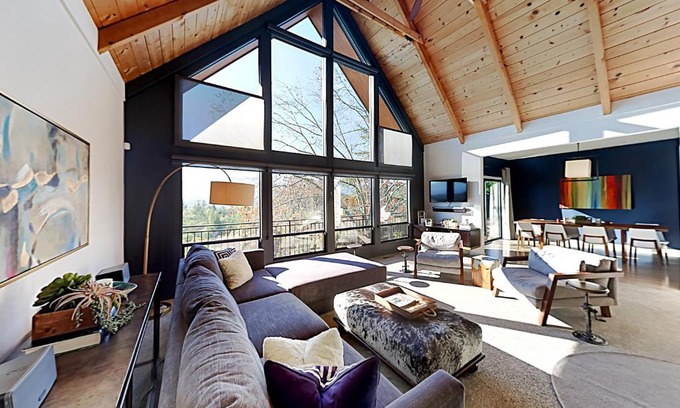 Kenwood House | Indulge in Relaxation at Lawndale Manor with Hot Tub