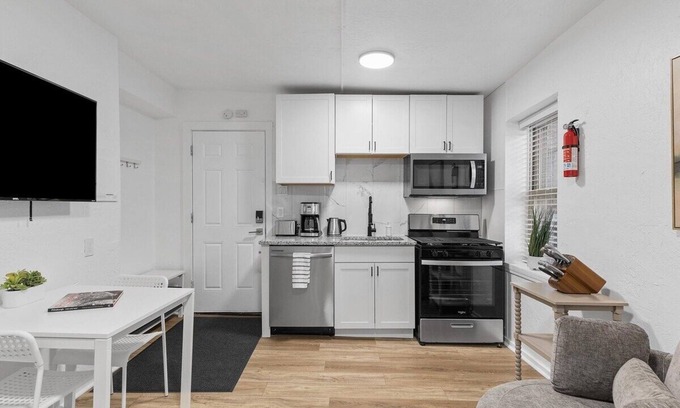 Lawrenceville Apartment | Lawrenceville/Central @4 Quiet Stylish 1BD w/Prkg