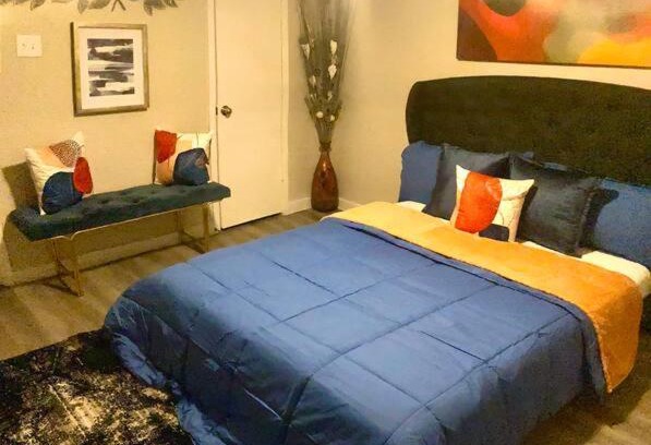 Lake Highlands Apartment | Relax at My Shoulders: Family-Friendly & Pet Friendly Stay