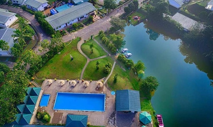Kalawana Resort | Cozy Laya Leisure: Oceanfront Retreat with Spa & Pool