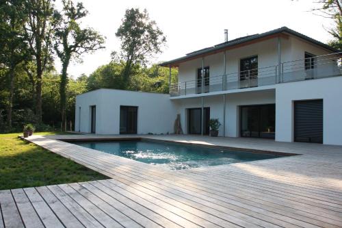 Azur House | Elegant Lazuli Lodge: Oceanfront Bliss with Pool & Hot Tub