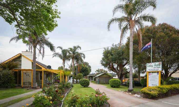 Lakes Entrance Apartment | Relax at Lazy Acre Log Cabins: 4-Star Oceanfront Retreat