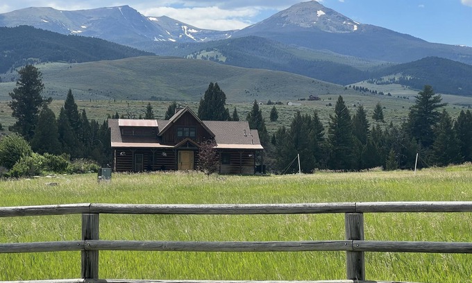North Meadow Creek House | Indulge at Lazy Ass Ranch: Spa & Family-Friendly Retreat