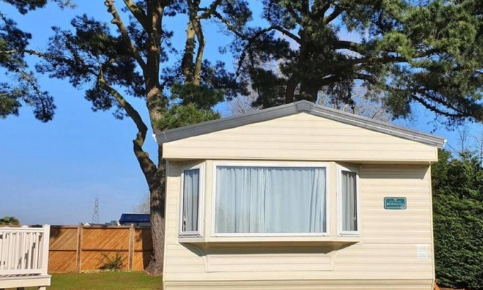 Hamworthy House | Relax at Lazy Bear 25: Seaside Home with Pool & Wi-Fi