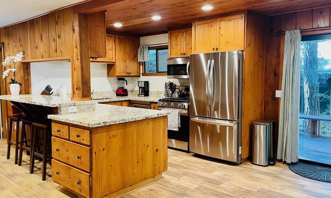 Donner Lake Woods House | Cozy Lazy Bear Bungalow: Pet Friendly Lake Retreat