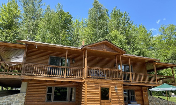 East Burke Cabin | Exceptional Lazy Bear Cabin: Family-Friendly with Breakfast