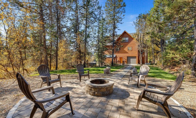 Wagon Wheel House | Rustic Lazy Bear: Game Room, Hot Tub & Ocean Views