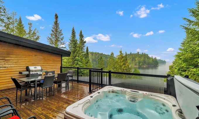 La Minerve Ski Chalet | Relaxing Getaway at Lazy Bear Lake House with Spa & Hot Tub