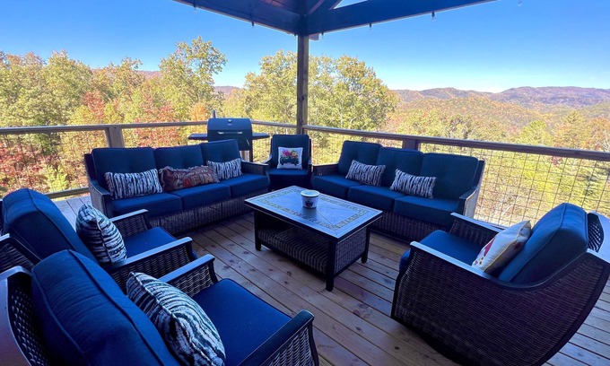 Walland Cabin | Relaxing Mountain View Cabin with Pool at Lazy Bear Lodge