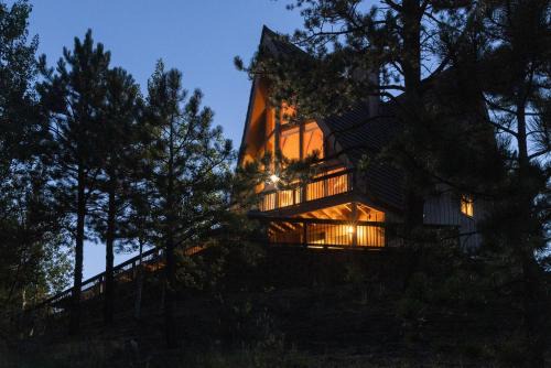 Florissant House | Inviting Lazy Bear Lodge with Gorgeous Mountain Views