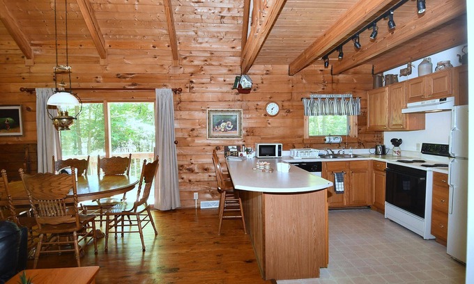 Berkeley Springs House | Cozy Lazy Bear Retreat - Classic Cabin with Pet-Friendly Perks