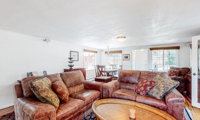 Broadmoor House | Relaxing Stay at Lazy Bear Retreat - Pet & Child Friendly