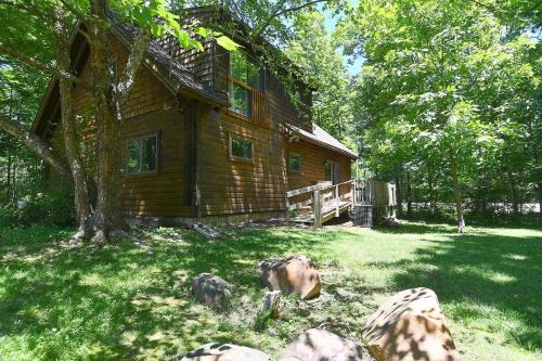 Berkeley Springs Ski Chalet | Inviting Lazy Bear Retreat - Classic Cabin for Families & Pets!