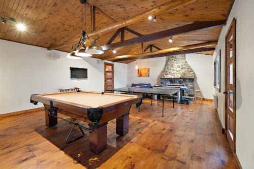 La Minerve Ski Chalet | Relaxing Lazy Bear Waterfront Chalet with Hot Tub & Kitchen