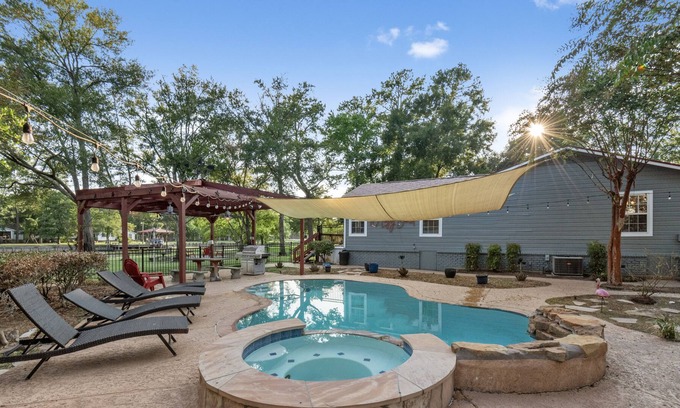 Oakhurst House | Relaxing Retreat at 10 Lazy Bend with Pool & Hot Tub