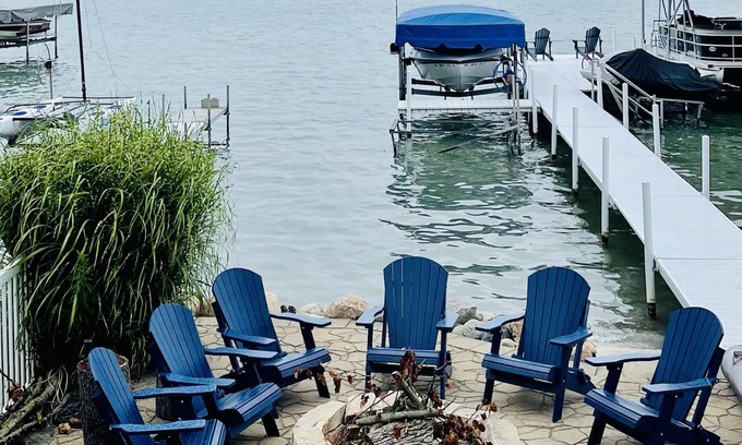 Cassopolis House | Idyllic Retreat at Diamond Lake with Ocean Views & Breakfast