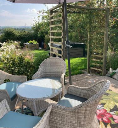 Nelson House | Relaxing Retreat at Lazy Days Cottage with Hot Tub