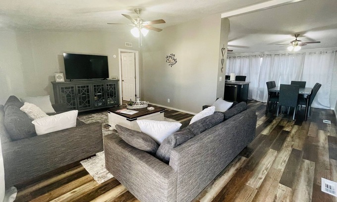 Mead House | Endless Comfort near Lake Texoma & Choctaw Casino