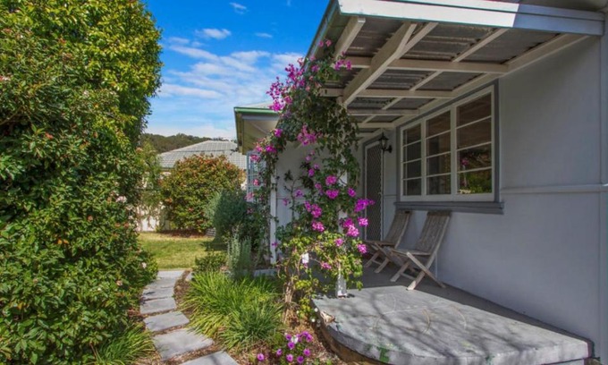 Umina Beach House | Pet-Friendly Lazy Days Seaside Cottage at Umina Beach