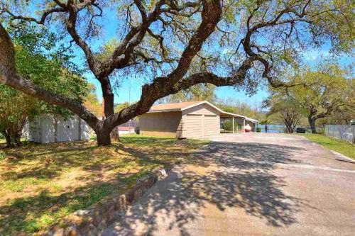 Kingsland House | Inviting Lazy Days: Family-Friendly Retreat with High Ratings