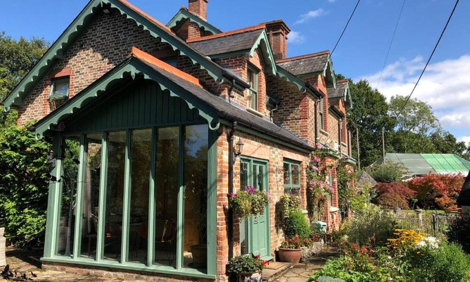 Southwater Apartment | Cozy Lazy Daze Cottage: Pet & Child Friendly Retreat