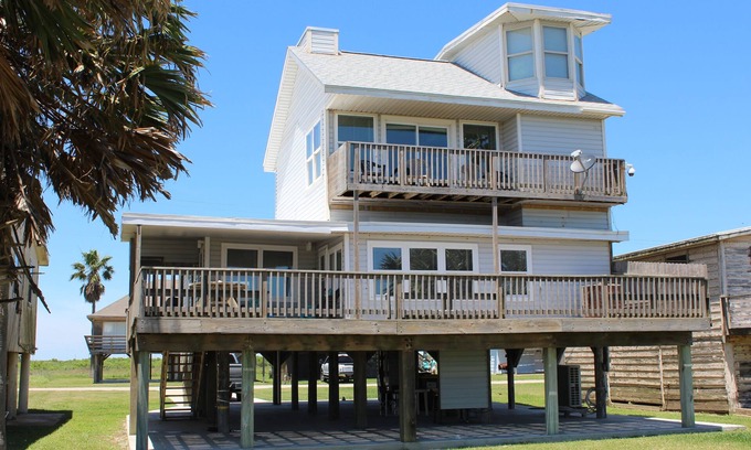 Matagorda House | Beachfront Bliss Awaits: Experience Lazy Daze Today!