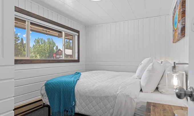 West Yellowstone Hotel | Guest Rated: Lazy Duck Inn #19 with Kitchen & Breakfast