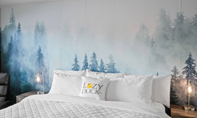 West Yellowstone Hotel | Modern Room at Lazy Duck Inn with Kitchen & Breakfast
