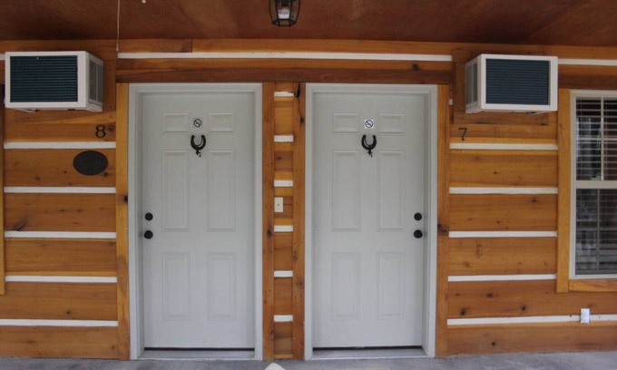 Joppa Cabin | Pet-Friendly Getaway at Lazy G Cabin #7 with Breakfast