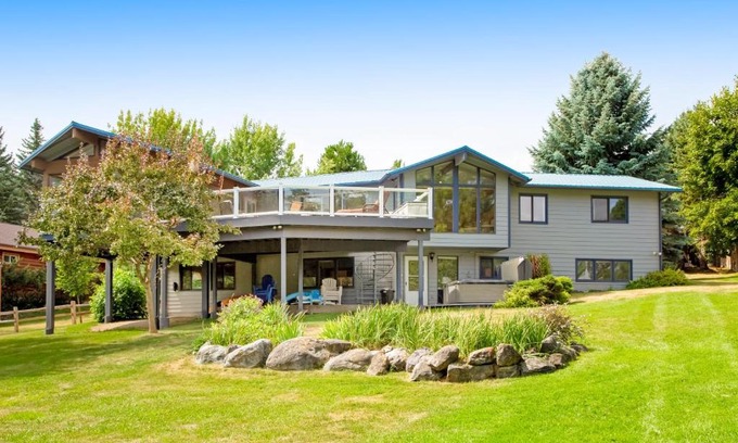 Lakeside House | Relaxing Getaway at Lazy K on Peaceful Bay Lake House