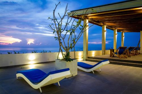 Hikkaduwa Hotel | Relax at Lazy Koala: Oceanfront Pool & Family-Friendly Fun