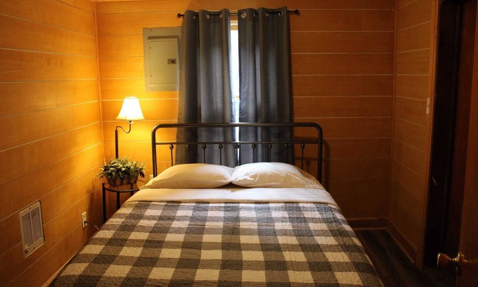 South Bloomingville Cabin | Relaxing Retreat at Lazy Lane Cabins - Shadow Wood Cottage