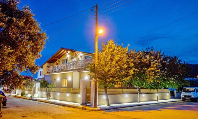 Nea Karvali Bed & Breakfast | Family-Friendly Getaway at Lazy Lizard - Rated 9.2/10