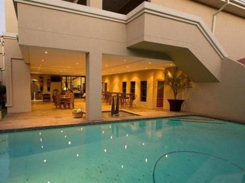 Bloemfontein House | Cozy Lazy Lizard Guesthouse with Breakfast & Kitchen Access