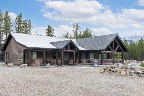 Valemount House | Relax at Lazy Moose: Family-Friendly Retreat with Great Scores