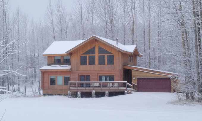 Buffalo Soapstone House | Scenic Lazy Mountain View Log Home with Lake and Spa Access