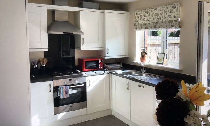 Oakham House | Cozy Retreat at Lazy Nest with Breakfast & Family Amenities