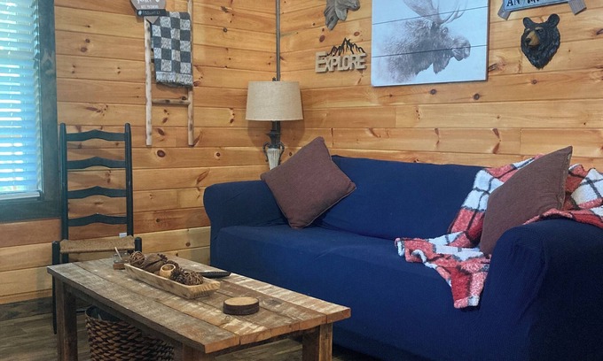 Campton Cabin | Charming Cabin in Red River Gorge with Hot Tub & Spa