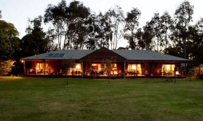 Pinjarra Bed & Breakfast | Indulge at Lazy River Boutique Bed & Breakfast: 4-Star Oasis